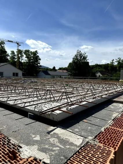 Eine Betondecke aus Halbfertigteilen wird gerade gelegt und ausgerichtet